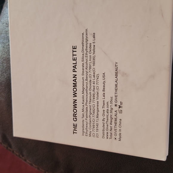 New ladies 9 count eye color pallet - Picture 2 of 3